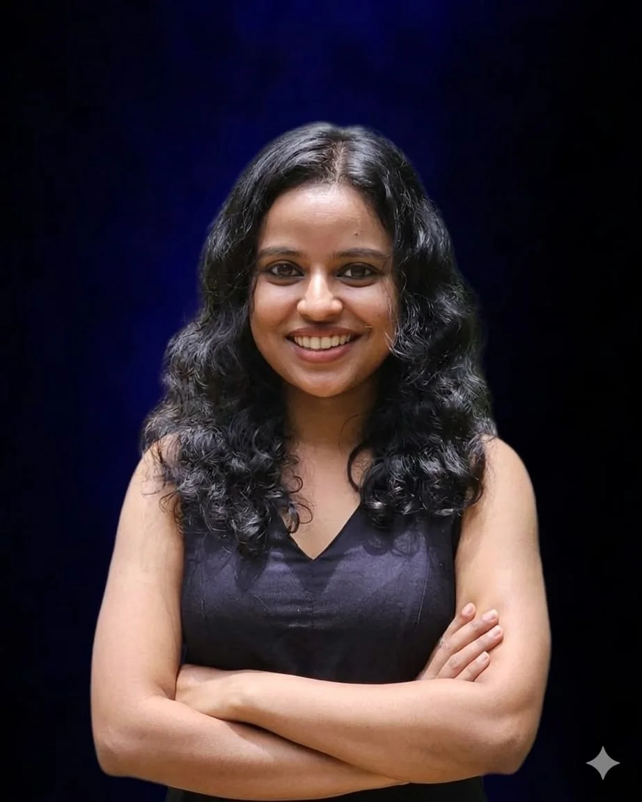 freelancer digital marketing analyst in kerala holding hands