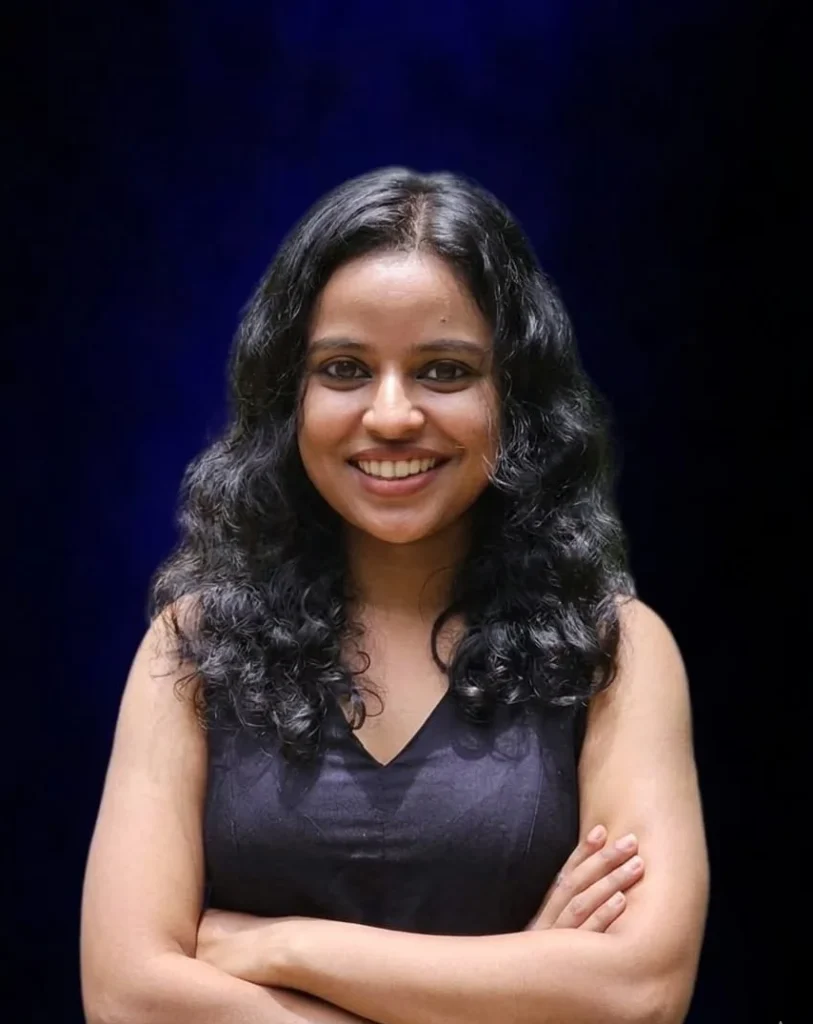 freelancer digital marketing analyst in kerala holding hands